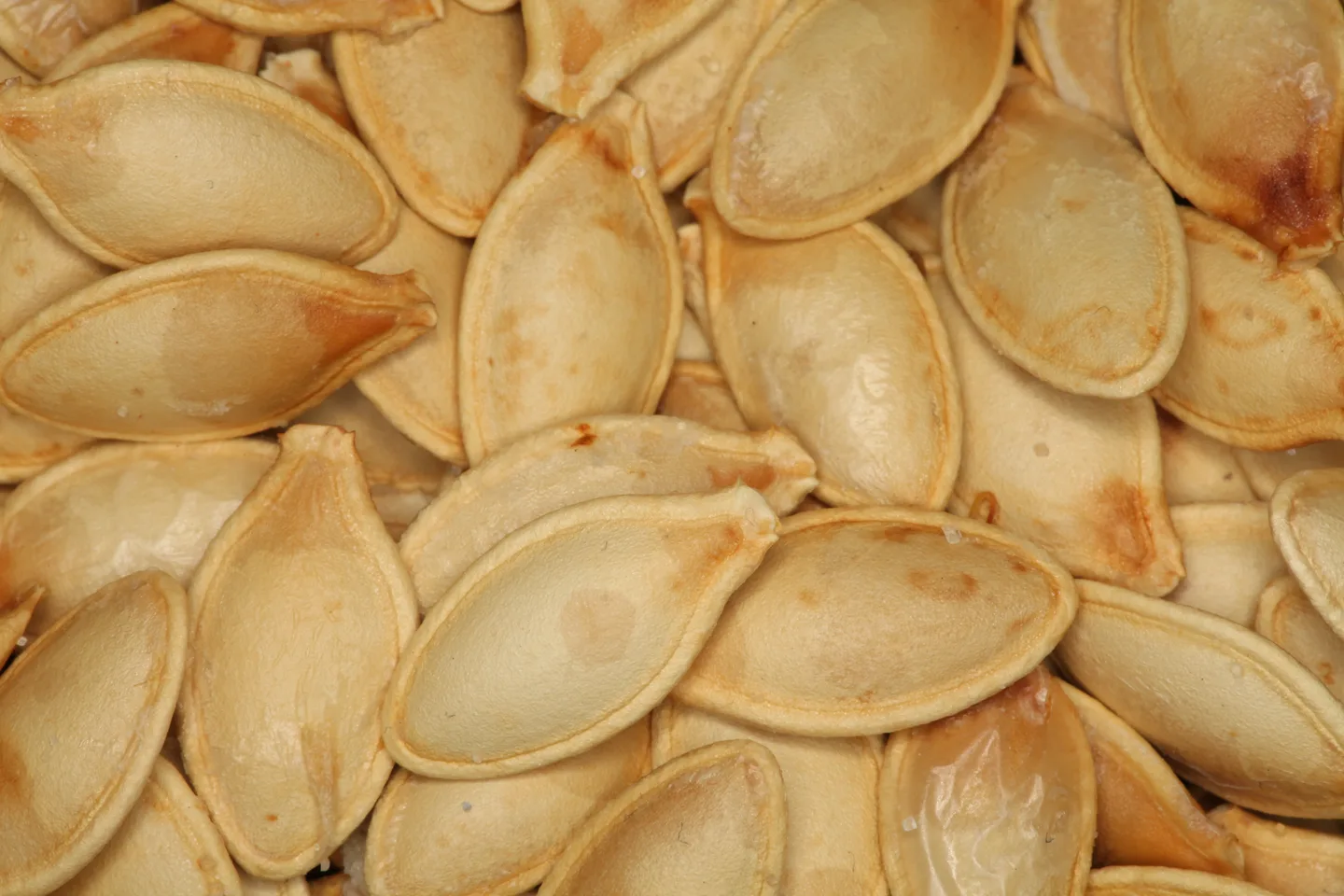 Detalle de semillas de calabaza tostadas con cáscara